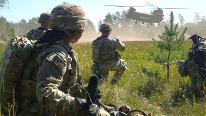 Bild: jut
Ein Team wartet beim "Best Squad"-Wettbewerb der US-Armee auf dem Truppenübungsplatz Grafenwöhr darauf, von einem Chinook-Hubschrauber abgeholt zu werden.
