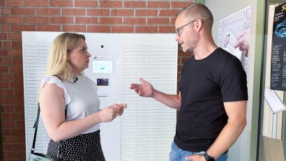 Bild: Gabi Schönberger
Martin Oppitz vom Melde- und Passamt erklärt, wie die Dokumentenbox funktioniert.
