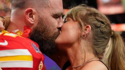 Bild: Brynn Anderson/AP/dpa
Und Kuss: Inzwischen sind Taylor Swift und Travis Kelce verlobt. (Archivbild)