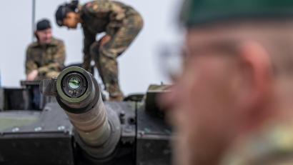Symbolbild: Armin Weigel/dpa
Ein Kampfpanzer vom Typ Leopard II A7V des Panzerbatallions 104 steht in der Oberpfalzkaserne in Pfreimd.