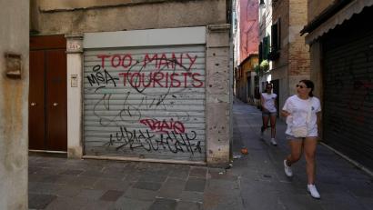 Bild: Luca Bruno/AP/dpa
Nicht alle Touristen sind willkommen: Laut Regionalpräsident Zaia will die Region „kein fruchtbarer Boden für den Proletentourismus werden“. (Symbolbild)