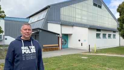Bild: Petra Hartl
Die Eishalle Amberg ist im Sportpark „Am Schanzl“ einer der markantesten Punkte im Areal. Ihr neuer Leiter, Frank Jacobi, will nicht nur äußerlich an dem Gebäude Schritt für Schritt Verbesserungen erreichen, sondern hat auch viele Ideen für den laufenden Betrieb.