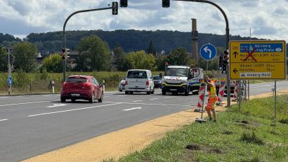 Bild: Petra Hartl
Die Bauarbeiten an der B299 bei Amberg sind beendet, am Freitagnachmittag wurde die Baustellen-Beschilderung abgebaut: Jetzt ist die Durchfahrt wieder möglich.