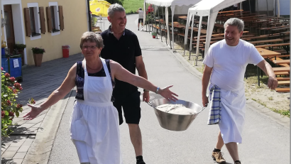 Bild: glb
Am Samstag um 15 Uhr beginnt das Högener Backofenfest – Bürgermeister Reiner Pickel und Gemeinderat Markus Schmidt bringen schon einmal Nachschub vom selbstgemachten Brotteig.