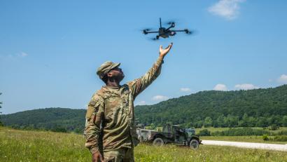 Symbolbild: Pfc. Brent Lee/US Army
Auf den US-Truppenübungsplätzen Grafenwöhr oder – wie auf dem Bild zu sehen ist – Hohenfels wird seit diesem Jahr intensiv mit Drohnen trainiert. Nun wird ein solcher Einsatz erstmals auch außerhalb der Übungsplätze getestet.