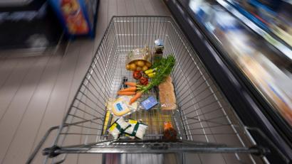 Bild: Philip Dulian/dpa
Der tägliche Einkauf ist bei vielen Verbrauchern teurer als vor einem Jahr. (Symbolbild)