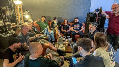 Bild: Wolfgang Steinbacher
Oberpfalz-Medien im Gespräch mit Bandmitgliedern aus den Probenräumen in der alten Hutfabrik, die vom Abriss des Areals betroffen sind.