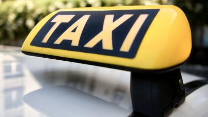 Bild: Paul Zinken/dpa
Ein geistesgegenwärtiger Nürnberger Taxifahrer rettet das Barvermögen einer alten Dame. (Symbolbild)