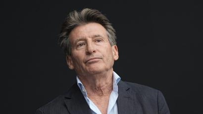 Bild: Michael Kappeler/dpa
Sebastian Coe, Präsident des Leichtathletik-Weltverbandes, verteidigt die Geschlechtertests für Frauen vor der WM. (Archivbild)