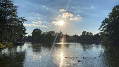Archivbild: stg
Hier am Stadtweiher in Kemnath soll ein neues Wohnquartier entstehen: Doch es gibt offene Fragen zur Seepromenade.