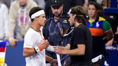 Bild: Frank Franklin II/AP/dpa
Nach dem Match gab es noch einen kleinen Disput zwischen Daniel Altmaier (l) und Stefanos Tsitsipas.