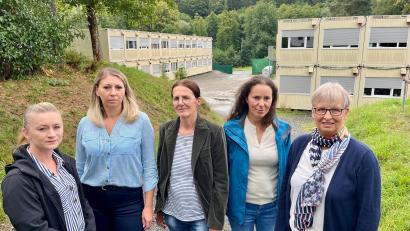 Bild: Gabi Schönberger
Erstmals übernahmen Ärzte und Pflegefachkräfte die ambulante Palliativversorgung einer Patientin im Containerdorf in Neustadt/WN (im Hintergrund). Der Einsatz forderte die Teammitarbeiter von Caritas Sozialstation Weiden und SAPV Waldnaab, von links: Caritas-Pflegefachkraft Nelli Schwabbauer, Caritas Sozialstation Leitung Tatjana Rubas, Dr. Margarete Pickert, Fachkraft für Palliativ-Care Anita Schultes und Dr. Christine Braun.