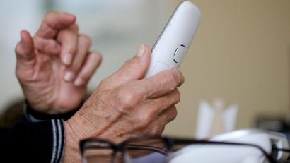 Symbolbild: Roland Weihrauch/dpa
Eine ältere Dame nimmt in ihrer Wohnung ein Telefongespräch an. (zu dpa: „Schockanruf in Erfurt - Seniorin verliert 30.000 Euro“)