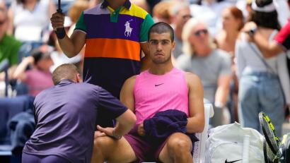 Bild: Yuki Iwamura/AP/dpa
Eine Massage am Oberschenkel - dann rauschte Carlos Alcaraz ins Achtelfinale.