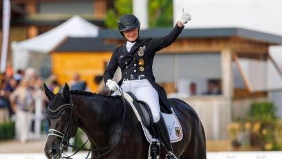 Bild: Stefan Lafrentz/dpa
Isabell Werth freut sich auf ihrem Pferd Wendy.
