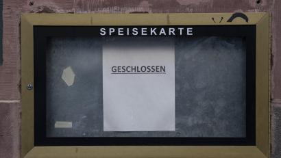 Symbolbild: Boris Roessler/dpa
"Geschlossen". Dieses Schicksal hat in den letzten 100 Jahren vor allem viele Schankbetriebe getroffen.