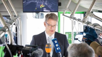 Bild: Moritz Frankenberg/dpa
Verkehrsminister Schnieder zeigt sich nach seiner Fahrt im autonomen Bus beeindruckt.