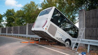 Bild: Lars Haubner/NEWS5/dpa
Der Bus brach in einer Kurve durch die Leitplanke und die Schallschutzwand.