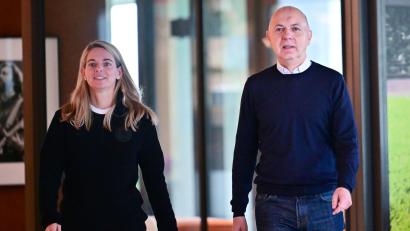 Bild: Sebastian Christoph Gollnow/dpa
Die DFB-Funktionäre Nia Künzer und Bernd Neuendorf hoffen, dass die EM 2029 in Deutschland stattfindet. (Archivbild)