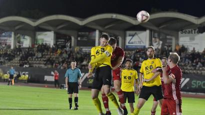 Bild: Hubert Ziegler
Kapitän Mario Schmien und der FC Amberg ergatterten am Freitagabend ganz spät ein 1:1 gegen die SpVgg Pfreimd.