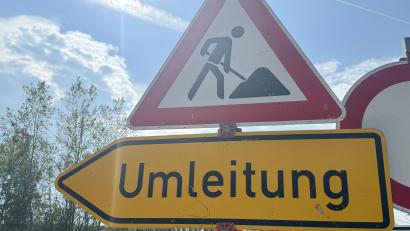 Symbolbild: Heike Unger
Eine Kreisstraße im Landkreis Schwandorf bleibt länger als geplant gesperrt.