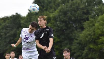 Archivbild: mhs
Samuel Hadasch (schwarzes Trikot beim Kopfball) und seine Teamkollegen vom 1. FC Schwarzenfeld sind beim BSC Regensburg zu Gast.
