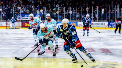 Bild: Elke Englmaier
Die Blue Devils Weiden um Noah Samanski testen am Samstagnachmittag gegen den HC Banik Sokolov.