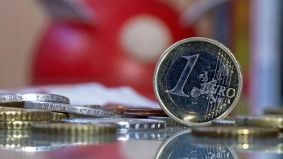 Bild: Hendrik Schmidt/dpa
Schon in der Schulzeit zeigen sich Unterschiede im Finanzwissen von Mädchen und Jungen. (Symbolbild)