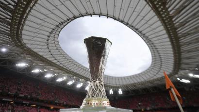 Bild: Bernat Armangue/AP/dpa
Der Europa-League-Pokal ist mit 15 Kilogramm die schwerste Trophäe der UEFA.