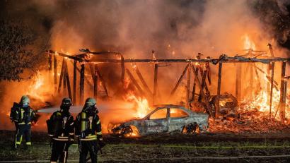 Bild: Ferdinand Merzbach/NEWS5/dpa
Die Scheune brannte bis auf die Grundmauern nieder.