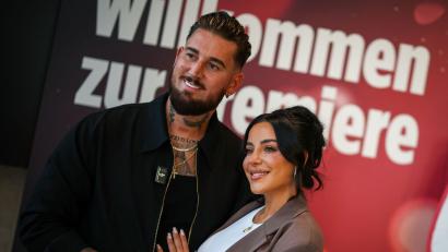 Archivbild: Christoph Reichwein/dpa
Die Reality-Stars Leyla und Mike Heiter (r) gaben sich das Ja-Wort.