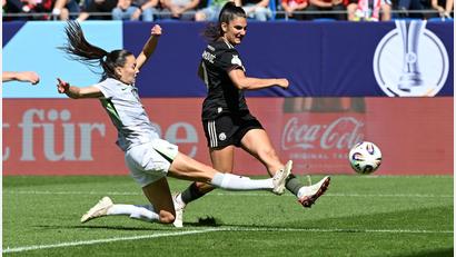 Bild: Uli Deck/dpa
Trifft in dieser Szene zum 2:0: FCB-Stürmerin Jovana Damnjanovic (r). Wolfsburgs Joelle Wedemeyer kommt zu spät.