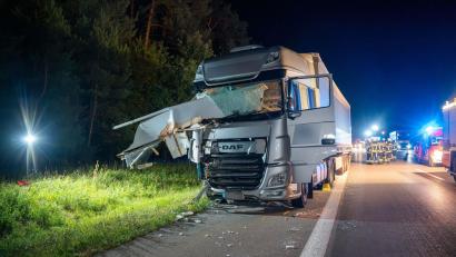 Bild: Lars Haubner/NEWS5/dpa
Bei dem Unfall wurden sechs Personen verletzt, drei von ihnen schwer.