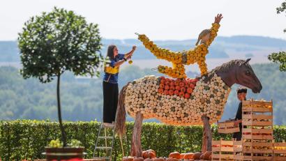 Bild: Jan Woitas/dpa
Im Schlosspark Lichtenwalde beginnt ein ungewöhnliches Festival.