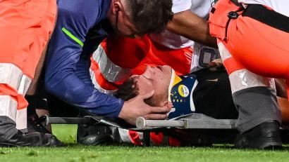 Bild: Harry Langer/dpa
Robin Fellhauer (FC Augsburg) verletzte sich am Ende des Spiel gegen Bayern am Kopf