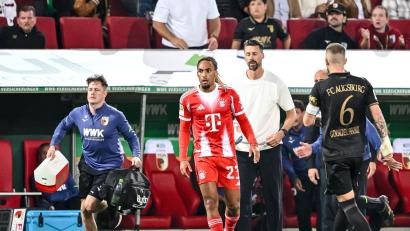 Bild: Harry Langer/dpa
Bayern-Profi Sacha Boey (M.) sah für sein Foul an Augsburgs Robin Fellhauer Gelb.