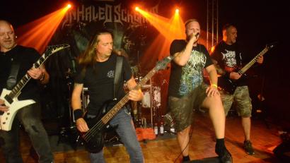Bild: Kunz
Die Thrash-Band "Inhalted Screams" aus Donauwörth sorgte als Vorband für die richtige Betriebstemperatur im Salute.