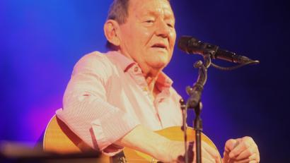 Bild: Hirsch
Austropop-Legende Wolfgang Ambros riss bei seinem Konzert in der Schwandorfer Oberpfalzhalle die Fans österreichischer Popmusik von ihren Sitzen – obwohl er selbst die Bühne mit Stöcken als Gehhilfe betrat.