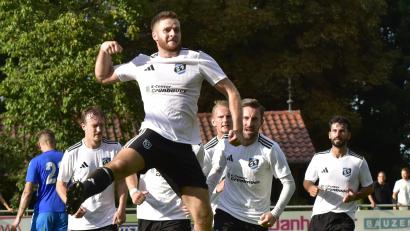 Bild: ham
Michael Wexlberger (vorne) bejubelte seinen Ausgleichstreffer zum 2:2-Endstand kurz vor Schluss für den SV Etzenricht beim Gastspiel beim SV Schwandorf-Ettmannsdorf.
