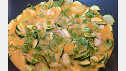 Bild: Michael Schiffer
Mit Kokosmilch und Currypaste würzt OWZ-Küchenchef Michael Schiffer das Seelachs-Curry mit Zucchini. Wer mag, gibt eine rote Chilischote dazu.