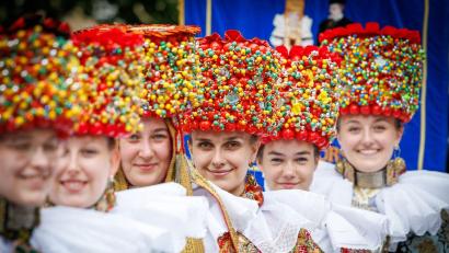 Bild: Friso Gentsch/dpa
Mitglieder der Trachtengruppe Schaumburg Lippe tragen beim Tag der Niedersachsen in Osnabrück ihre traditionelle Tracht.