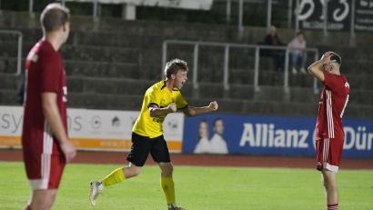 Bild: Hubert Ziegler
Jannik Meier (Mitte) vom FC Amberg jubelt über seinen Ausgleichstreffer zum 1:1 in der Nachspielzeit, während Maximilian Brunner (rechts) von der SpVgg Pfreimd restlos bedient ist.