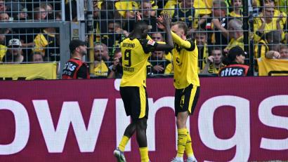 Bild: Federico Gambarini/dpa
Serhou Guirassy bejubelt mit Sturmpartner Maximilian Beier seine Führung.