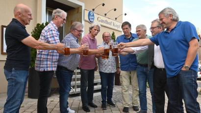 Bild: gf
Die "goldenenn Stammtischler" stoßen auf zurückliegende 50 sowie weitere Jahre Stammtisch im Gasthof Kopf in Altmannshof an. Unser Bild zeigt (von links) Norbert Schaar, Bernhard Onasch, Peter Meindl, Winfried Walch, Hans Riß, Franz Nübler, Michael Schwab, Andreas Kopf und Franz Mertel.