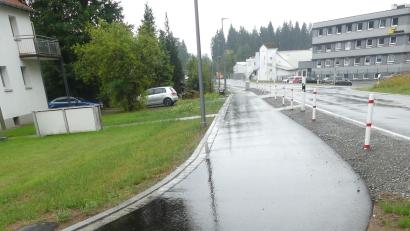 Bild: rn
Er ist fertig: Der Radweg, der von Apfelbach kommt und vor dem Werksgelände des Unternehmens Koppe endet.
