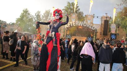 Bild: sne
Eine Stelzenläuferin feierte mit den Elektro-Fans vor der Bühne.