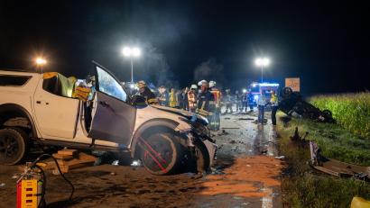 Bild: -/Zema Medien/dpa
Bei Osterhofen stoßen zwei Autos zusammen.