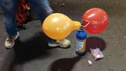 Bild: Annette Birschel/dpa
Lachgas aus Luftballons einzuatmen, ist kein harmloser Party-Spaß. Die gesundheitlichen Folgen können gravierend sein. (Archivbild)