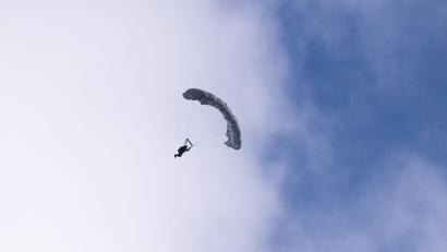 Bild: Silas Stein/dpa
Der geübte Fallschirmspringer erlitt schwere Verletzungen. (Symbolbild)