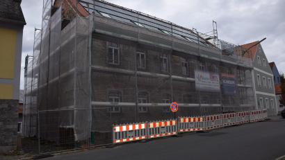 Bild: fla
Im Zuge des Umbaus und der Sanierung des Anwesens Marktplatz 4 bleibt der Schriftzug "Gaststätte und Metzgerei Striegl" erhalten.